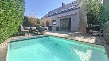 Una piscina cubierta, una piscina al aire libre