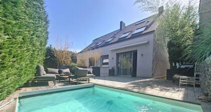 Villa d’architecte avec piscine, pour de bons moments en famille ou entre amis.