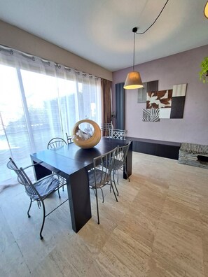 Dining - Architect-designed villa with a pool, perfect for enjoying quality time with family or friends. (Yerres)