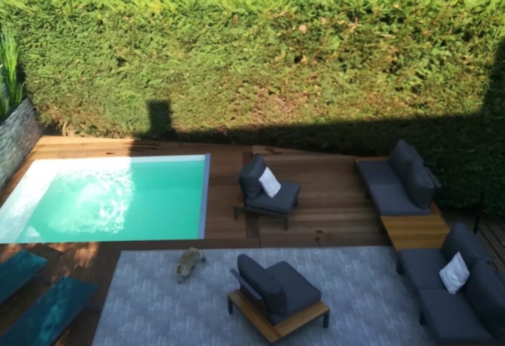 Una piscina cubierta, una piscina al aire libre