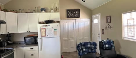 Coffee/tea maker, fridge, microwave, oven