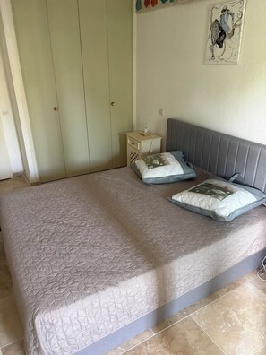2 Schlafzimmer, Bügeleisen/Bügelbrett