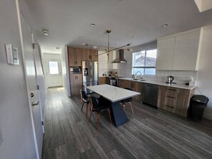 Private kitchen - Urban Family Home in Wine Country (Kelowna)
