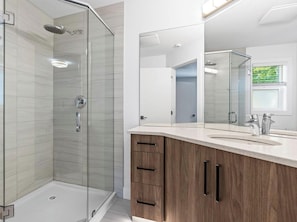 Shower, hair dryer, towels, soap - Urban Family Home in Wine Country (Kelowna)