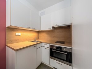 Kühlschrank, Mikrowelle, Ofen, Kochgeschirr/Geschirr/Besteck