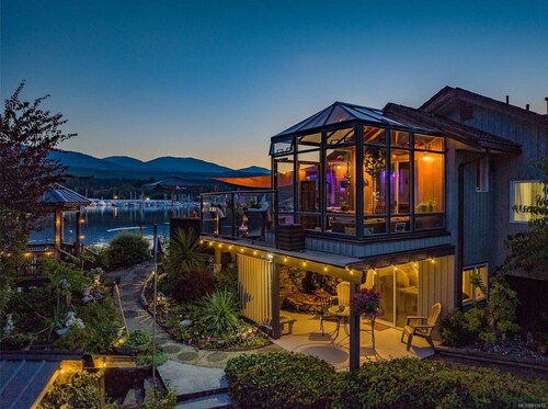Trails End Beach house-Upper suite