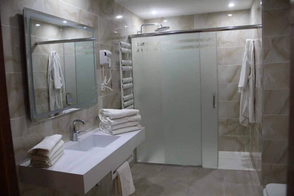 Dusche, Haartrockner, Handtücher, Seife