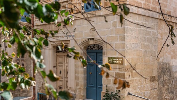 A stone building with a blue door and a sign reading 'Harbour Heights.' - Regina Suite: 2-bed, 2 en-suite apartment in Valletta with AC and comfort (Valletta)