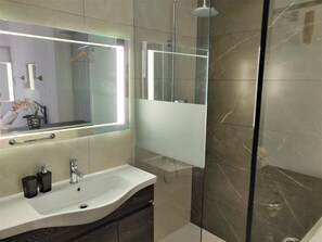 Dusche, Haartrockner, Bidet, Handtücher