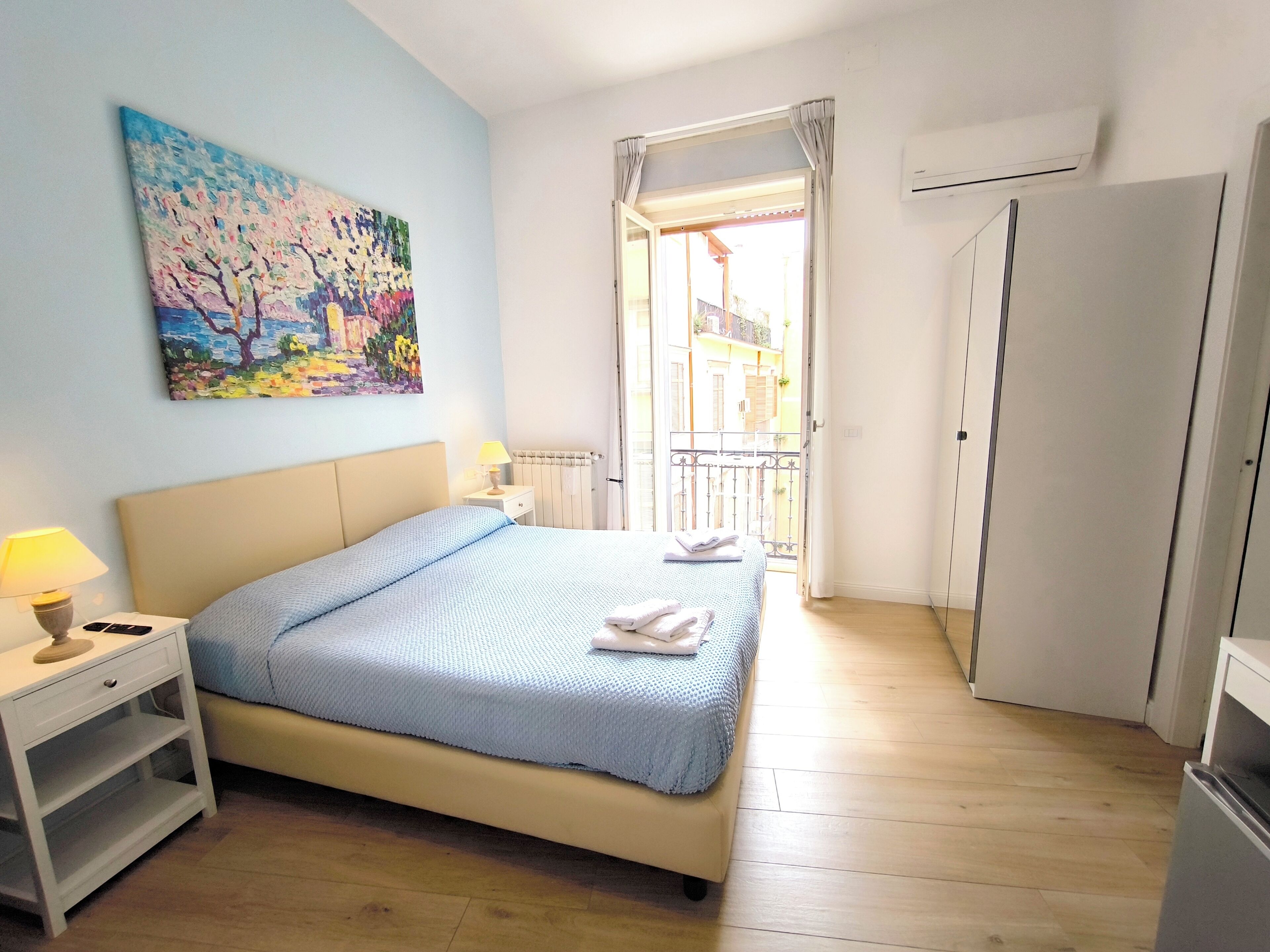Habitación doble clásica, balcón, vista a la ciudad | Caja de seguridad en la habitación y tabla de planchar con plancha 