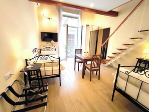 ห้องดีลักซ์สำหรับสี่ท่าน, ระเบียง, วิวเมือง | ตู้นิรภัยในห้องพัก, เตารีด/โต๊ะรีดผ้า, Wi-Fi ฟรี