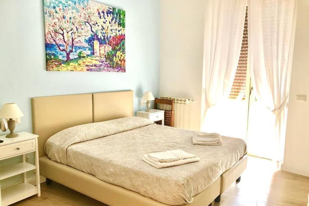 Chambre Double Classique, balcon, vue ville | Coffres-forts dans les chambres, fer et planche à repasser