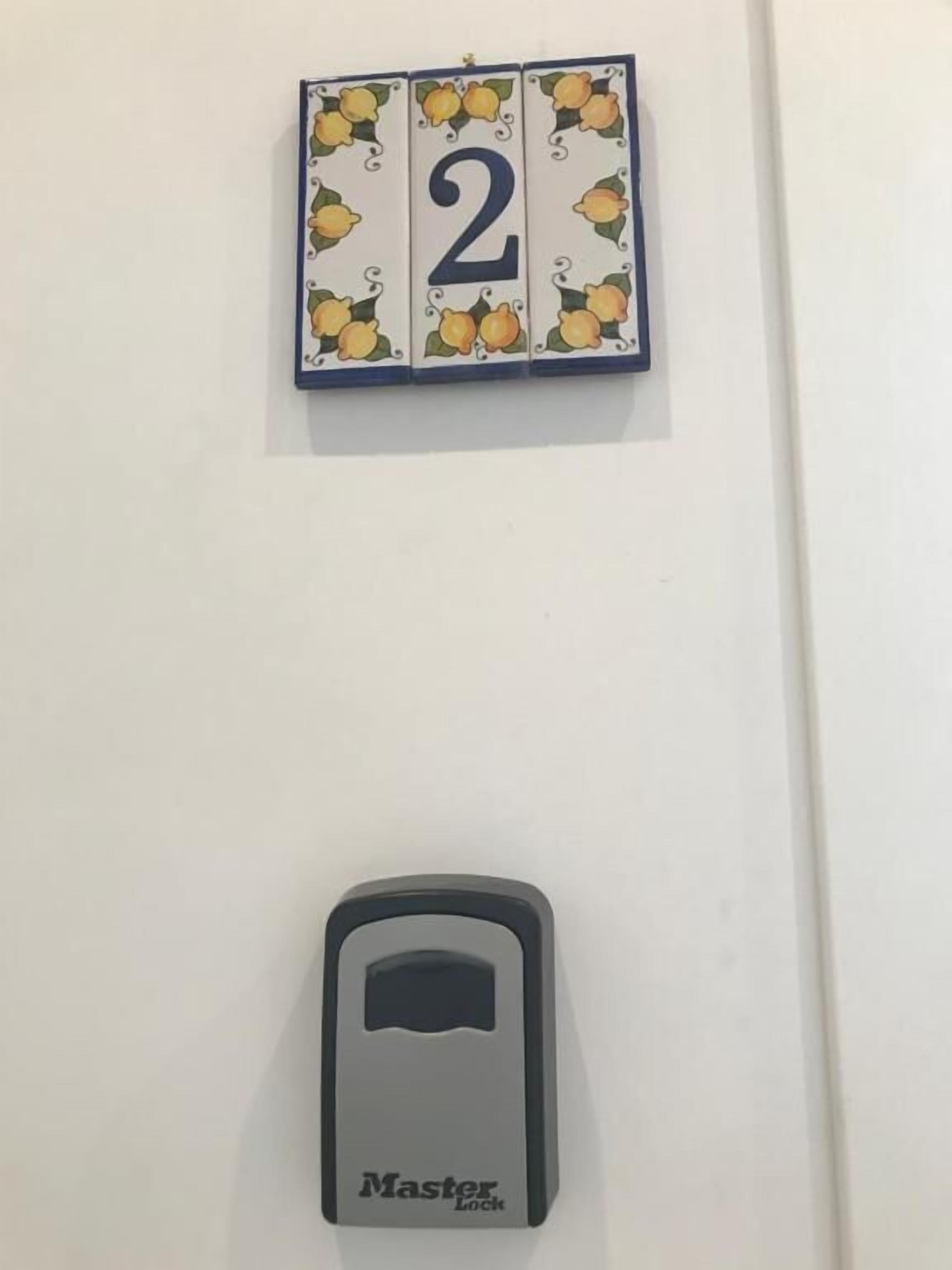 Eine Tür mit Klingel und Hausnummer.