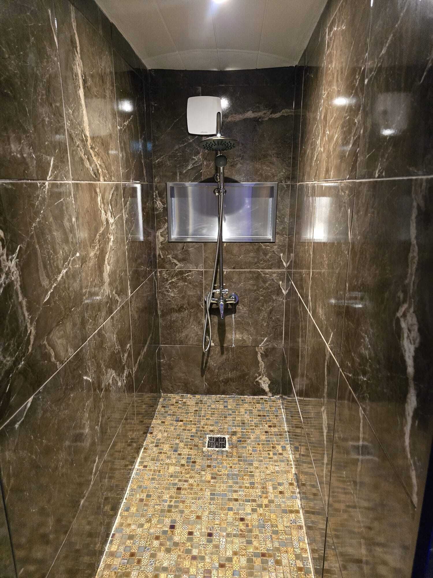 Een douche, een bubbelbad, handdoeken, zeep
