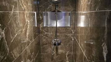 Een douche, een bubbelbad, handdoeken, zeep