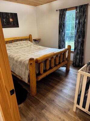 WiFi, bed sheets - Beautiful 2 bedroom camp with all the amenities of home sleeps 13 (Crystal)