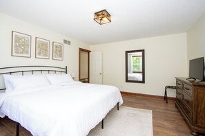 4 bedrooms, free WiFi, bed sheets - Elegant and Updated 4-bedroom House Sleeps 8 / 3 Full Baths in charming Orrville (Orrville)