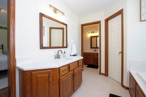 Shower, jetted bath, hair dryer, towels - Elegant and Updated 4-bedroom House Sleeps 8 / 3 Full Baths in charming Orrville (Orrville)