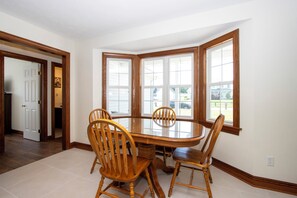 Dining - Elegant and Updated 4-bedroom House Sleeps 8 / 3 Full Baths in charming Orrville (Orrville)