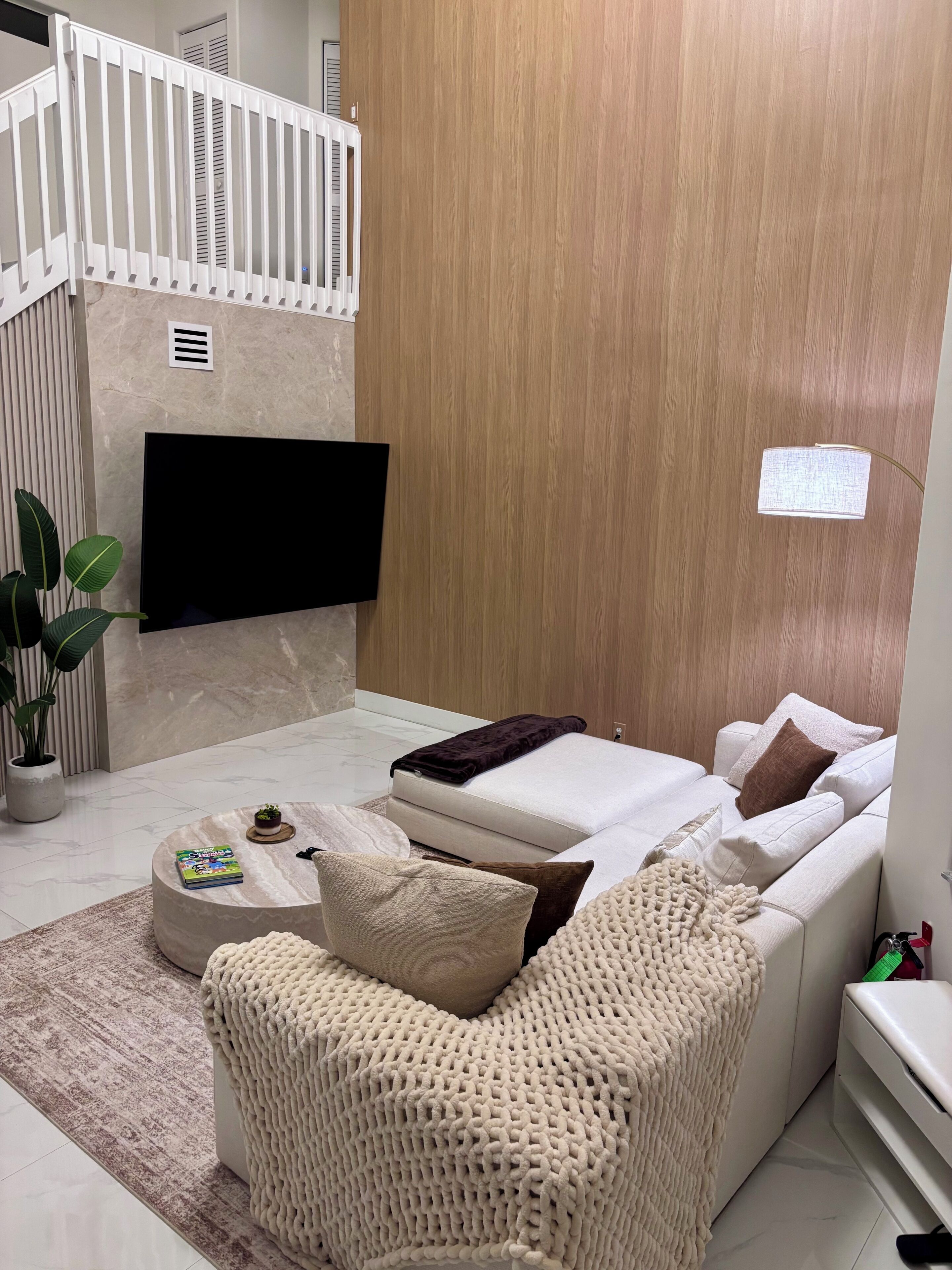 Smart-tv, bordtennisbord, bøger, computerskærme