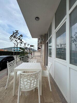 Outdoor dining - Friends & Family Appartment - Beachfront (Shkodër County)