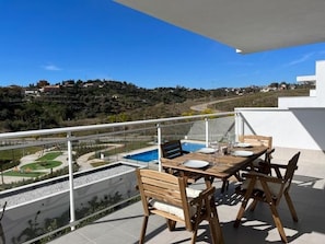 A rooftop terrace with a pool, dining table, and chairs, overlooking a hilly landscape. - CT 104 - El Lagar de La Cala - CT 104 - El Lagar de La Cala (La Cala de Mijas)