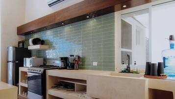 Una cocina moderna equipada con horno empotrado, microondas y cafetera.