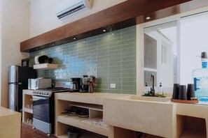 Una cocina moderna equipada con horno empotrado, microondas y cafetera.