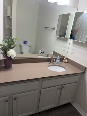 Hair dryer, towels, soap, toilet paper - Family-Friendly 3BR Townhome Minutes to Disney in Lake Berkley Resort -Pool &Gym (Kissimmee)
