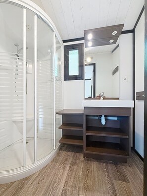 Dusche, Haartrockner, Seife, Toilettenpapier