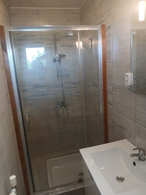 Dusche, Haartrockner, Handtücher, Seife