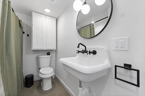 Douche, sèche-cheveux, serviettes fournies, savon