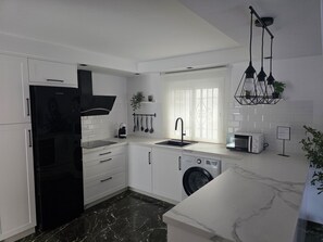 Wasserkocher mit Kaffee-/Teezubehör, Kühlschrank, Mikrowelle, Ofen