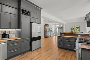 Wasserkocher mit Kaffee-/Teezubehör, Kühlschrank, Mikrowelle, Ofen