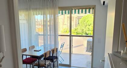 Studio centre ville Saint Raphaël tout a pied (gare TGV, plage et commerces)
