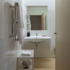 Dusche, Haartrockner, Bidet, Handtücher