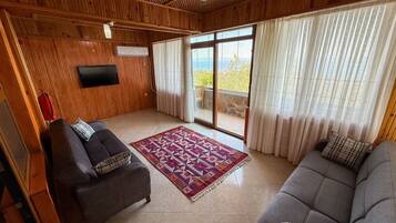 Double Room, Sea View | Living area