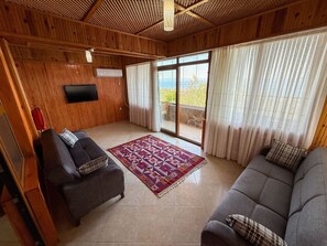 Quarto casal, vista para o mar | Área de estar