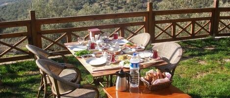 Bungalow, Sea View | Outdoor dining