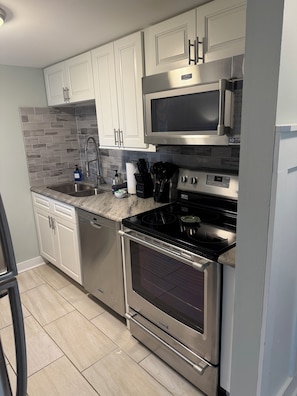 Private kitchen - Best Location in Myrtle Beach! 2bd/2ba.Full Kitchen. W/D.Close to EVERYTHING! (Myrtle Beach)