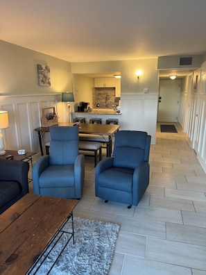 Interior - Best Location in Myrtle Beach! 2bd/2ba.Full Kitchen. W/D.Close to EVERYTHING! (Myrtle Beach)