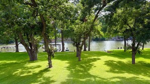 Ein Park mit Bäumen und einem See.