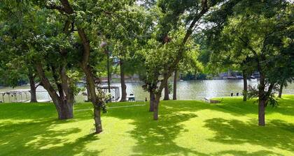 Lakehouse 3BR Retreat –Kayaks, Paddleboards, Floating Dock, PingPong, Volleyball
