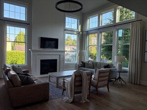 Living area - House in Fort Langley, walking distance to shops and restaurants. (Langley Township)