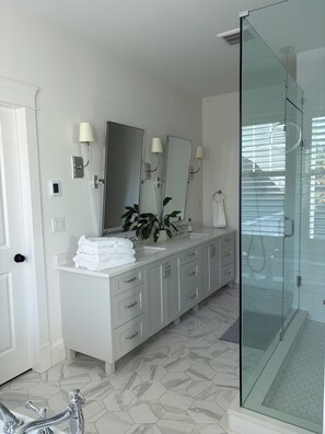 Bathroom - House in Fort Langley, walking distance to shops and restaurants. (Langley Township)