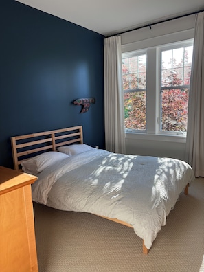 Room - House in Fort Langley, walking distance to shops and restaurants. (Langley Township)
