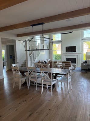 Dining - House in Fort Langley, walking distance to shops and restaurants. (Langley Township)