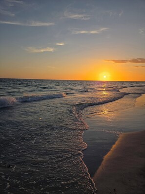 Beach - The Coralux #B - 2B/4+/2min walk to beach! (Holmes Beach)