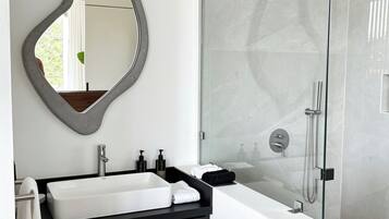 Een douche, een haardroger, handdoeken, zeep
