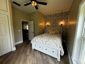 2 bedrooms, iron/ironing board, Internet, bed sheets